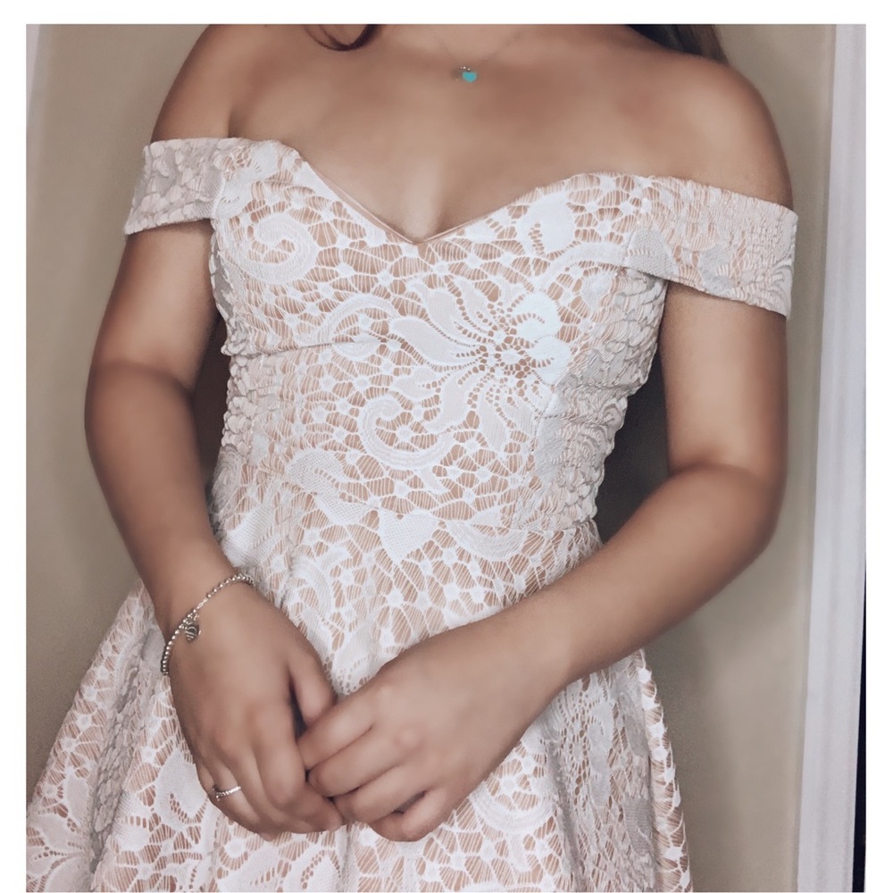 Adorable cold-shoulder sleeves midi dress.